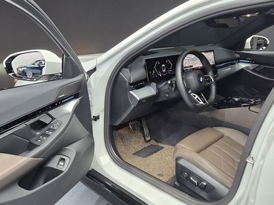 صورة مصغرة 13 لـ 2023 BMW 5 SERIES