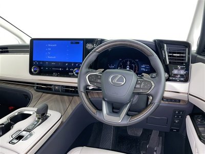 2024 Lexus LM photo 7