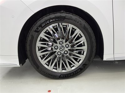 2024 Lexus LM photo 6