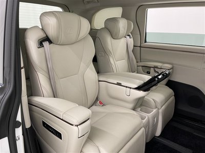 2024 Lexus LM photo 8