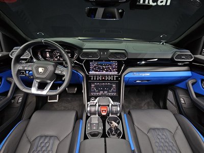 LAMBORGHINI URUS - 4