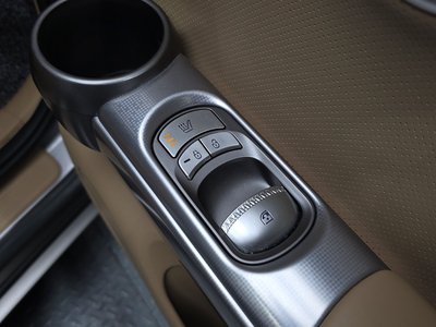 2022 Genesis GV60 thumbnail 18