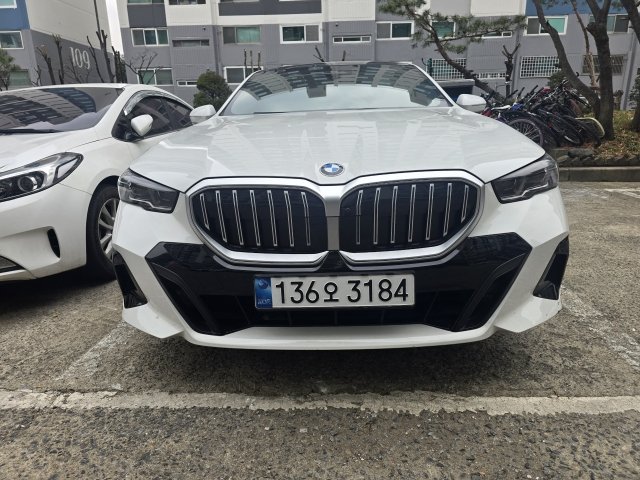 BMW 5 SERIES - View 1