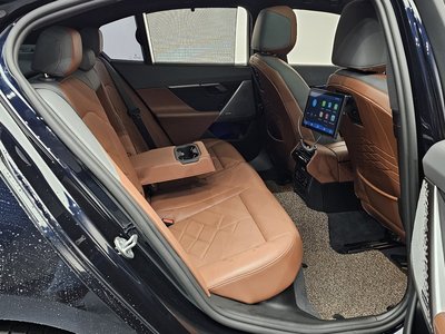 2025 BMW 5 SERIES 缩略图 11