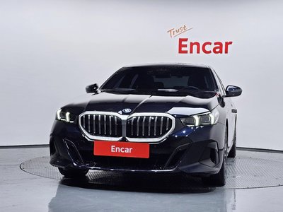 2025 BMW 5 SERIES 照片 2