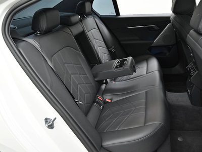 2025 BMW 5 SERIES 缩略图 12