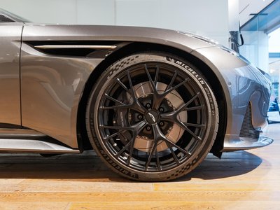 ASTON MARTIN DB12 - 10