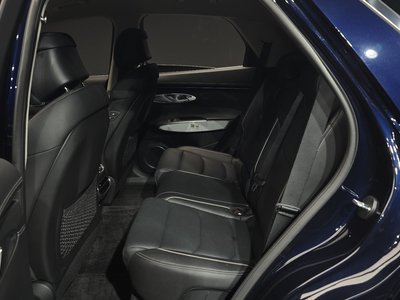 2023 Genesis GV70 — миниатюра 18