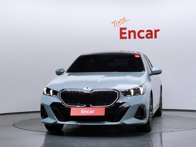 2025 BMW 5 SERIES — фото 2