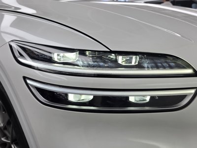 صورة 9 لـ 2023 Genesis GV70