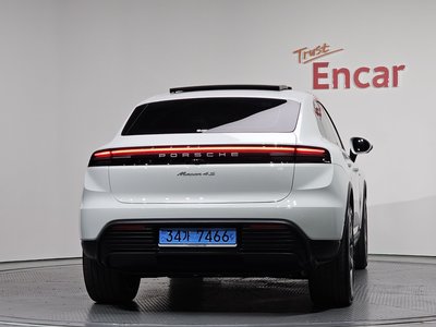 PORSCHE MACAN - 4