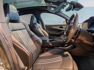 2026 Aston Martin DBX — миниатюра 17