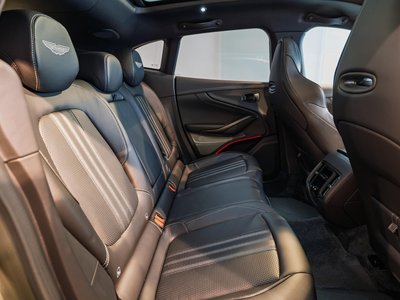 2026 Aston Martin DBX — миниатюра 24