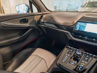2026 Aston Martin DBX — миниатюра 20