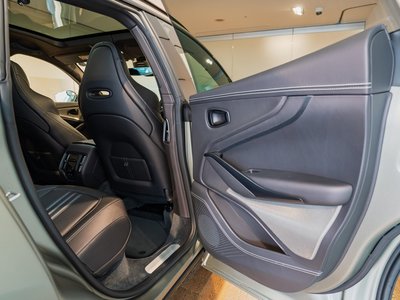 2026 Aston Martin DBX — миниатюра 23