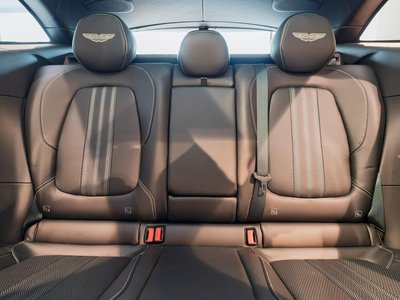 2026 Aston Martin DBX — миниатюра 25