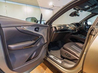 2026 Aston Martin DBX — миниатюра 21