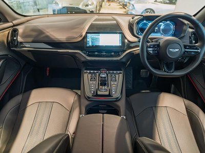 2026 Aston Martin DBX 照片 2