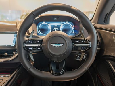 2026 Aston Martin DBX — миниатюра 18