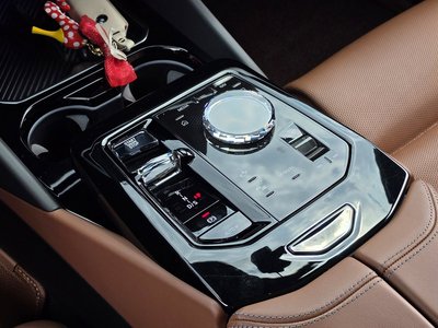 2024 BMW 5 SERIES — фото 9