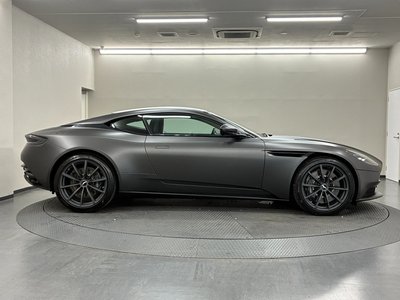 2019 Aston Martin DB11 — фото 8