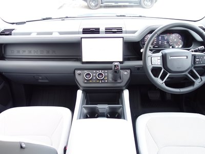 LAND ROVER DEFENDER - 4