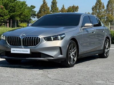 2025 BMW 5 SERIES 照片 1