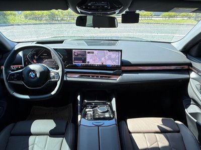 2025 BMW 5 SERIES 照片 4