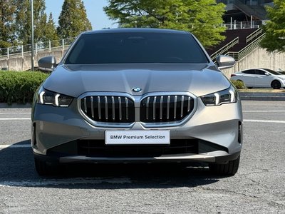 2025 BMW 5 SERIES 照片 2