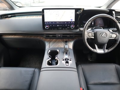 صورة 8 لـ 2024 Lexus LM