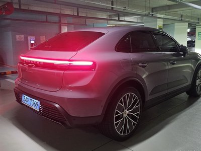 PORSCHE MACAN - 8