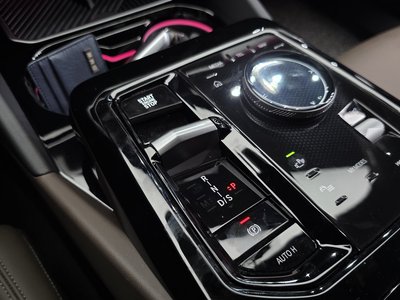 2025 BMW 5 SERIES — фото 9