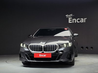 2025 BMW 5 SERIES — фото 2