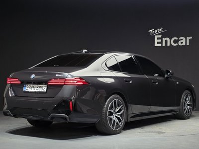 2025 BMW 5 SERIES — фото 3
