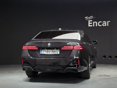 2025 BMW 5 SERIES — фото 4
