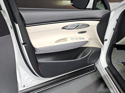 2023 Genesis GV70 — миниатюра 14