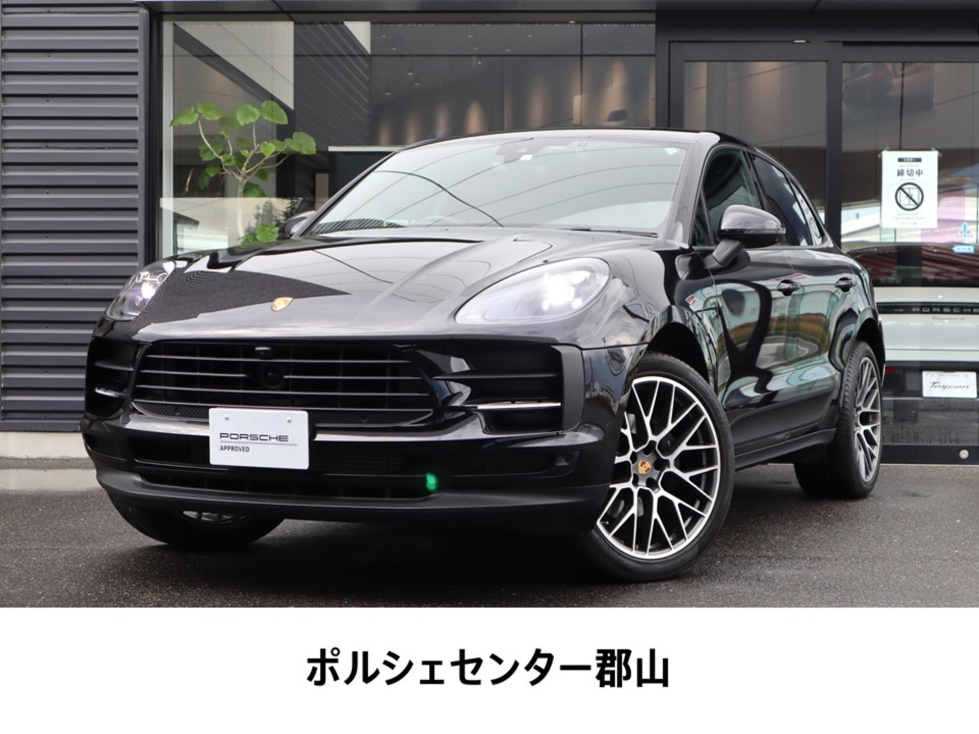 PORSCHE MACAN - View 1