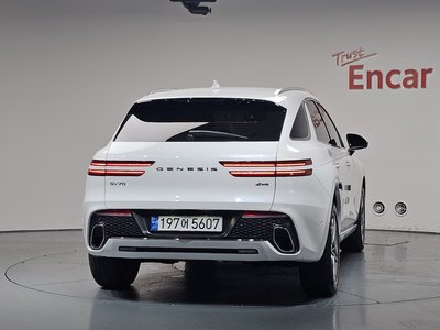 صورة 4 لـ 2022 Genesis GV70