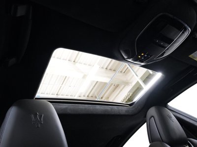 2021 Maserati QUATTROPORTE photo 2