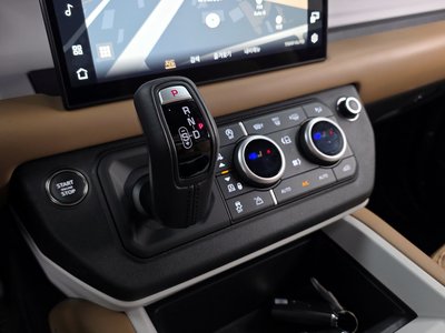 LAND ROVER DEFENDER - 9