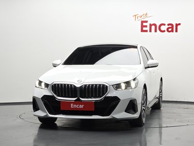 2025 BMW 5 SERIES 照片 2