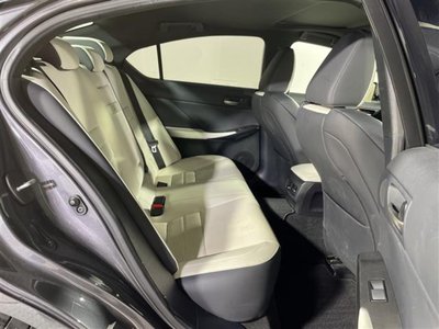 2022 Lexus IS — миниатюра 25