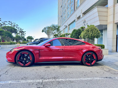 2025 Porsche TAYCAN photo 9