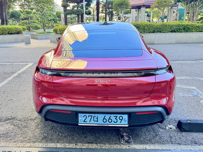 2025 Porsche TAYCAN photo 3