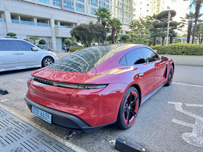 2025 Porsche TAYCAN photo 4