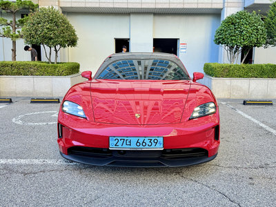 2025 Porsche TAYCAN photo 2