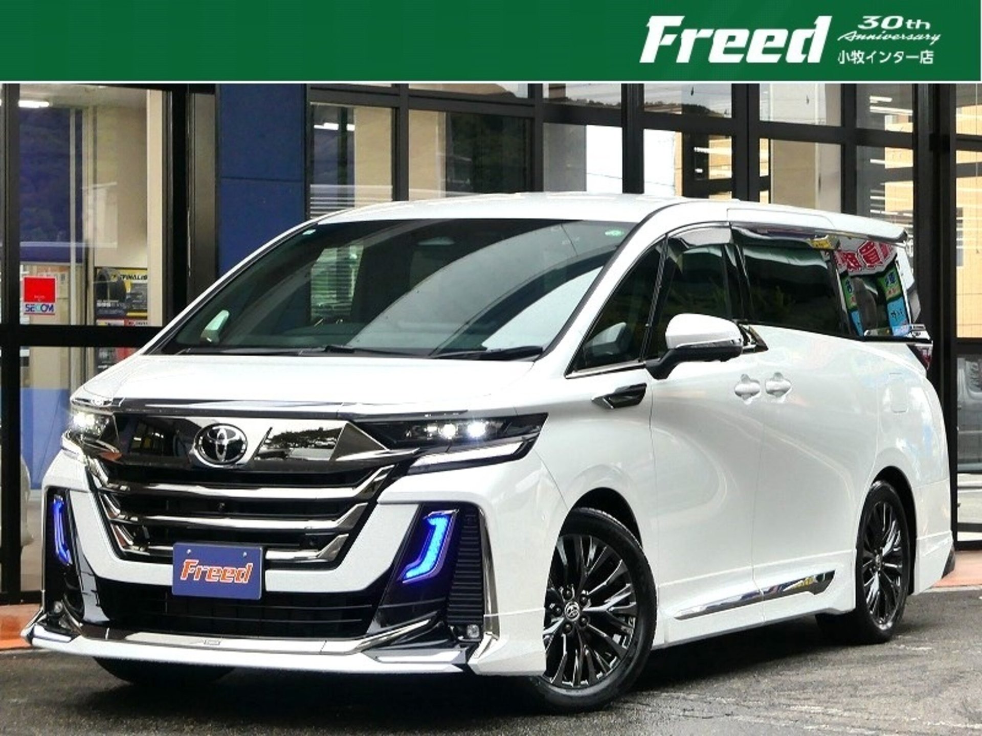TOYOTA VELLFIRE - View 1