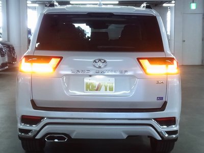 TOYOTA LAND CRUISER 300 - 10