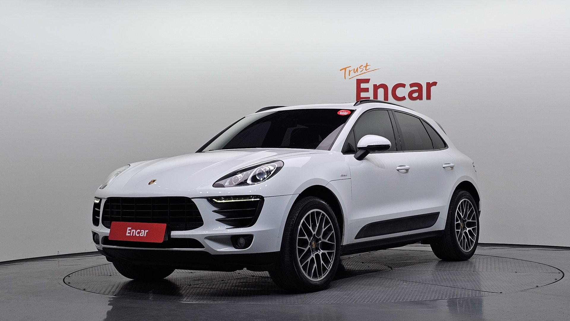 PORSCHE MACAN - View 1