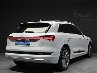 AUDI E-TRON - 4